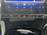 ステアリングシフトが装備されております。ステアリングから手を離さずにシフトチェンジができます。マニュアルモードをご選択頂くことにより、よりアグレッシブな走行が可能となります。