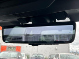 【スマートリヤビューミラー】後席の大きな荷物や同乗者で後方が確認しづらい時でも安心!カメラが撮影した車両後方の映像をルームミラー内に表示。クリアな視界で状況の確認が可能です!