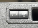【パワーバックドア】スマートキーや運転席のボタンを押すだけでリアゲートが自動で開閉します!荷物を持っている時や、高い位置にあるバックドアを閉める際に便利な機能です♪