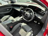 運転席周辺は、プジョー独自の設計思想が生み出した『i-Cockpit』