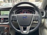 【純正革巻きステアリング】上質な革を使用することで、手にしっかり馴染むボルボのステアリング。高級感がありながら、とても運転しやすいのが特長です。
