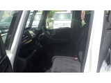 平日はママにぴったりの運転席を。休日はパパにぴったりの運転席を。ハンドルもシートも柔軟に位置調整ができます。運転席はハイトアジャスターが装備されていますので上下方向に柔軟に調節できます。