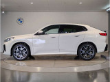 【BMWの伝統-3】BMWのお車は、&ldquo;駆け抜ける歓び&rdquo;を体現しております。走行の安定性とコーナリングの良さを追求し、思い通りにハンドルの操作可能です。