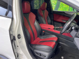 【専用スポーツシート】ホールド性に優れ、カーブ時の体が流れを抑制してくれます。また、体にフィットするから腰や背中が疲れにくく、ロングドライブや高速走行でも快適にお過ごしいただけます♪