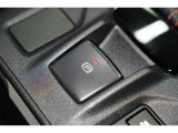 電動パーキングブレーキを採用。指で軽く引き上げればパーキングブレーキが掛かり、押すと解除ができます。