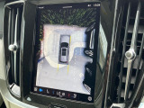 【360&deg;ビューカメラ】4台の高解像度カメラで360度の鳥瞰図を表示。隣の車や壁、死角にある障害物などを画面で確認できるため、狭いスペースでの駐車・出入りも安心です。