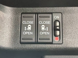 左右両側パワースライドドアが付いています。ワンタッチで簡単にお子様でも、お年寄りの方でも、開閉できますからとても便利です。キーレスや車内スイッチでも自動でドアの開閉ができます。