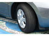 タイヤサイズは185/70R14です。