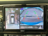 バックギアに入れますとご覧のような画像に自動的に切り替わります。車庫入れ時に役立ちます。