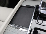 対応機種のスマートフォンを、トンネルコンソールの下のラバープレートに置いておくだけで充電可能。センターディスプレイの機能ビューを使用して、充電プレートのオンとオフを切り替えることができます。