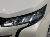 【LEDヘッドライト】悪天候や夜間走行時も良好な視界を確保し安心して運転できる高輝度LEDヘッドライトを装備!点灯速度が早く、消費電力も抑えられています。