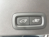 【パワーバックドア】スマートキーや運転席のボタンを押すだけでリアゲートが自動で開閉します!荷物を持っている時や、高い位置にあるバックドアを閉める際に便利な機能です。