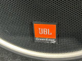 【JBLサウンドシステム】メーカーオプションの高品位サウンドシステムを搭載。専用のチューニングが施された大小様々なスピーカーから良質なサウンドが奏でられ、臨場感あふれる音響空間を演出します。