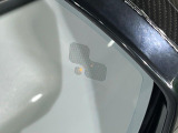 ブラインドスポットモニター『左右斜め後ろを平行して走る車を認識し、車線変更の際に危険を察知するとドライバーへ警告を促します。夜・雨・トンネル内など走行時の環境が悪い時ほど便りになる安全装置です。』