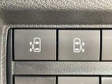 【ハンズフリー機能付き両側パワースライドドア】スライドドアの下に足先を入れてすぐ引くと、自動的にスライドドアが開閉します!荷物で両手がふさがった状態でも、ドアの開閉ができてとっても便利!