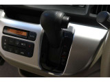 インパネシフトだから視線の移動も少なく足元もスッキリ♪運転席もゆったりしているのでゆとりを持ってドライブできますね!