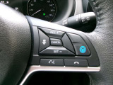 プロパイロット。高速道路の運転で、アクセル、ブレーキ、ステアリングをクルマがアシスト。ドライバーの負担を軽減します。