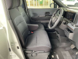 運転のしやすさや、乗り降りにも配慮した運転席