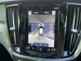【360&deg;ビューカメラ】4台の高解像度カメラで360度の鳥瞰図を表示。隣の車や壁、死角にある障害物などを画面で確認できるため、狭いスペースでの駐車・出入りも安心です。