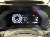 スタイリッシュなデザインのインパネ。各操作スイッチは使いやすい位置に配置されてます。