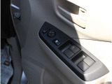 運転席側のドア内側です。ドアミラーの格納や角度調整やパワーウィンドーのスウィッチがコンパクトにまとまっています。ボトルホルダーも付いています。