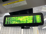 【スマートリヤビューミラー】後席の大きな荷物や同乗者で後方が確認しづらい時でも安心!カメラが撮影した車両後方の映像をルームミラー内に表示。クリアな視界で状況の確認が可能です!