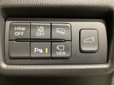 運転席脇のクラスタースイッチ部分にはカメラ切り替えスイッチ、パーキングセンサー、その他走行系スイッチを集中配置しております。