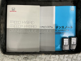 スマートキーは鍵をバッグに入れたままでもドアロックの開閉やエンジンのON・OFFができます。夜間や雨の日も鍵を探さなくて良いので便利です。