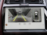 サラウンドカメラ(360&deg;カメラ)『車載のカメラを駆使し、車を真上から見下ろしている映像に変換、センターディスプレイに表示させ、安全な駐車をサポート。縦列駐車や狭い場所への駐車に大きく役立ちます。』