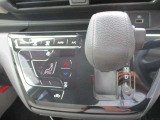 ★オートエアコン★温度設定だけで車がいつも快適に自動調整します♪風量や吹き出し口も自動で行われます。もちろんお好みの設定にも調整可能です♪