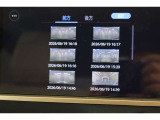 前後ドライブレコーダー搭載。車載カメラの映像を内蔵メモリーに録画。別のカメラを後付けすることなく前後映像を記録できます。録画した映像はディスプレイオーディオの大画面ですぐに再生、確認できます。