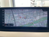BMWのナビゲーションは操作性も良く、詳細な地図情報と交通状況を見やすく表示し、快適なドライビングをサポートしながら目的地までナビゲートします。