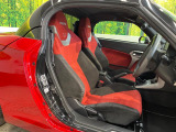 【RECARO製シート】人間工学に基づいた面圧分布によって腰への負担や長時間運転時の疲労発生を軽減☆一目でレカロとわかるスポーティなルックスが特徴です。