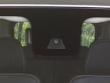 【三菱e-Assist】走行中に前方の車両等を認識し、衝突しそうな時は警報とブレーキで衝突回避と被害軽減をアシスト。より安全にドライブをお楽しみいただけます。