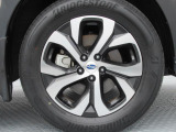 純正18インチアルミホイール。 タイヤサイズは225/60R18。納車時に弊社指定の新品タイヤ4本に交換いたします。