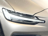 【LEDヘッドライト】明るく眩しいハイビームを先行車や対向車に照射しないオートハイビームを備えたLEDヘッドライト。北欧神話に登場するトールハンマーをモチーフにした、一目でボルボとわかるデザイン。