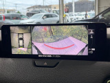 【360&deg;ビューモニター】専用のカメラにより、上から見下ろしたような視点で360度クルマの周囲を確認することができます☆死角部分も確認しやすく、狭い場所での切り返しや駐車もスムーズに行えます。