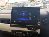 カーナビ付きです。カーナビの機能や保証につきましては、担当スタッフまでお尋ねください。
