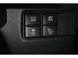 3つの走行モードがあります。『EVモード』はモーターのみで走行しガソリンを消費しないハイブリッド車ならではの環境にも優しい走行です。