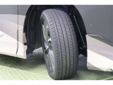 タイヤサイズ 205/55R17。切削光輝+ダークグレーメタリック塗装で力強く立体的なデザインの純正アルミホイールを装着。足元をアグレッシブに引き締めてくれ、しっかりした走りも楽しめます。