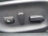 スライド、リクライニング、リフタ-、ランバ-サポ-トをすべて電動で調整可能。お好みのポジションが見つかる運転席パワ-シ-ト。お問い合わせは03-5672-1023へ