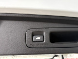 電動テールゲートの操作スイッチです。手荷物が多い時などに大変便利な機能です。