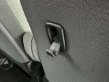 床に置きたくない荷物もフックで浮かしておけます!