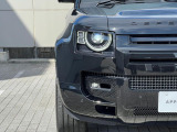 【シグネチャー付きマトリックスLEDヘッドランプ】LEDの照射を微細な縦のストライプに分割し、対向車の周囲だけをハイビームで照らして視認性を向上するアダプティブドライビングビームを装備。