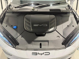 フロントトランク。充電ケーブルやちょっとした荷物を入れるのにぴったりなサイズ。