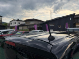 目立つキズ凹み等はありませんが、中古車という商品の特性ルーフには子キズや塗装しみがあります