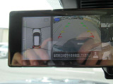バックミラーにアラウンドビュー映像が映りますので安心して駐車できます。