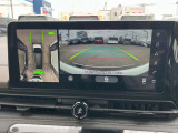【アラウンドビューモニター】周囲を見渡せる映像で、スムースな駐車をサポートします