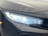 【LEDヘッドライト】悪天候や夜間走行時も良好な視界を確保し安心して運転できる高輝度LEDヘッドライトを装備!点灯速度が早く、消費電力も抑えられています。