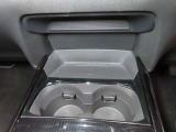エアコンの下部に、前二席分のドリンクホルダーを備えています。連結部貫通しているので、取っ手付きマグカップもご使用いただけます。
